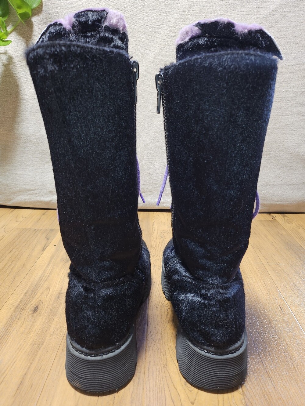 Sugar Thrillz Furry Bat Boots - Picture 6 of 8